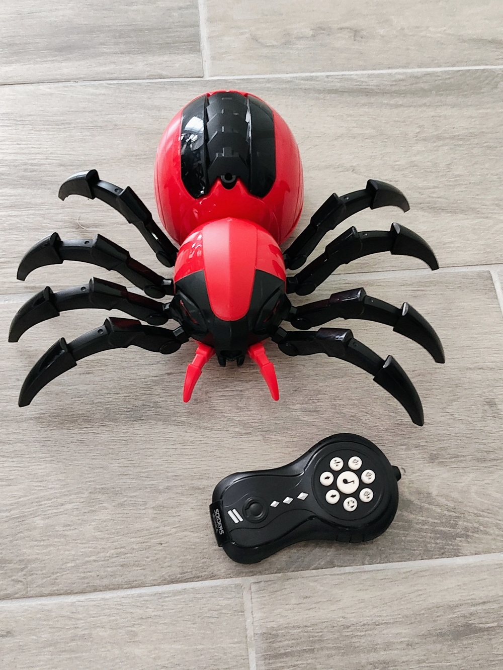 Remote-Controlled Red and Black Spider Controller – Interactive VR Accessory